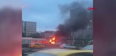 Cevizlibağ'da iş makinesi alev alev yandı