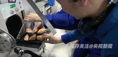 Çinli astronotlar  uzayda ilk kez ızgara yaptı