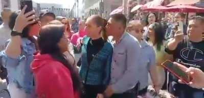 Devlet başkanına sokak ortasında taciz! Güvenlik zafiyeti tüm dünyada olay oldu