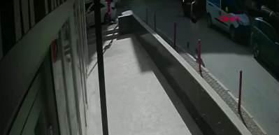 Sokakta bıçakla gezen katilin elindeki kanı çimlere sildiği an ortaya çıktı