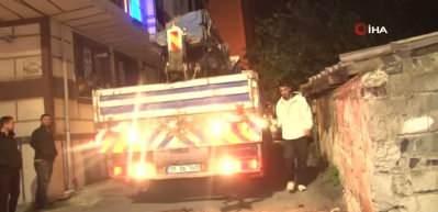 Eyüpsultan'da sokağa dalan vinç dehşet saçtı: Mahalleli sokağa döküldü