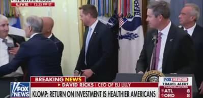 Trump'ın toplantısında korku dolu anlar! Fenalık geçiren kişiye ilk müdahaleyi Dr. Öz yaptı