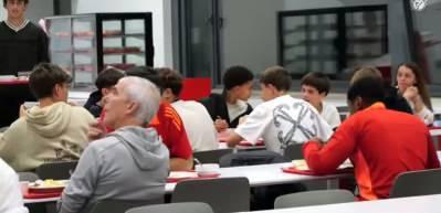 Jose Mourinho, Benfica akademisinin genç oyuncularıyla yemek yedi