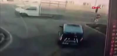 Kırmızı ışığı ihlal eden sürücü jandarma aracını perte çıkardı