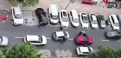 Kadın sürücülerin yol kavgası kamerada