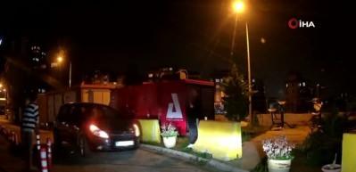 Kağıthane’de ters yöne giren araç sürücüsü bariyerlerde asılı kaldı