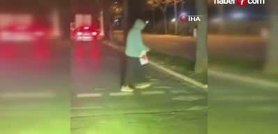 Kaldırımda bir vatandaşa elektrikli scooter çarptı