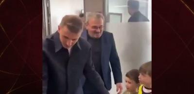 Kerem Aktürkoğlu gönülleri fethetti! ilkokul öğrencisinin dileğini yerine getirdi