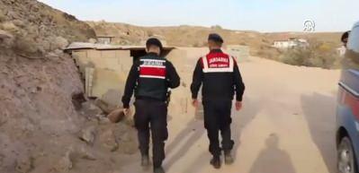 Keşfettikleri yer altı şehrinde define arayan 2 zanlı yakalandı