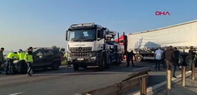 Kocaeli TEM'de TIR karşı şeride geçti; Ankara yönü trafiğe kapalı