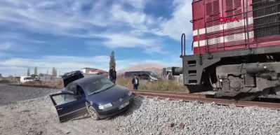 Lokomotif, hemzemin geçitte otomobile çarptı