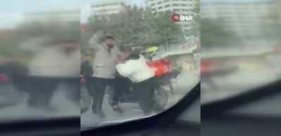 Maltepe E-5'te motorcular trafiğin ortasında tekme ve yumruk kavga etti