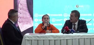 Mili Eğitim Bakanı Yusuf Tekin ile  öğrenci arasında güldüren konuşma