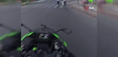 Motosiklet sürücüsü şehir içinde öyle bir hıza çıktı ki kazaya ramak kaldı!
