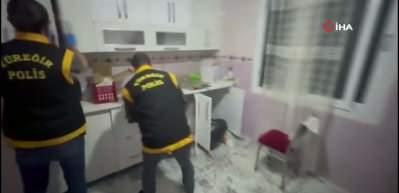 Mutfak dolabından AK-47 ve pompalı tüfek çıktı