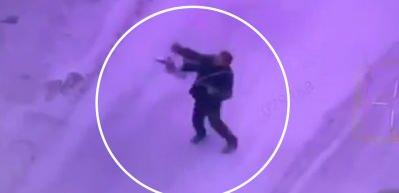 Pokrovsk'ta bir sivil, kamikaze dronu havada yakalayıp yere çarptı