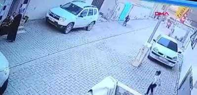 Şanlıurfa'da kargo aracının altında kalan çocuk hayatını kaybetti; kaza kamerada