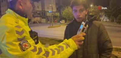 Seyir halindeyken uyuyan sürücü, kaza sonrası da uyumaya devam etti!