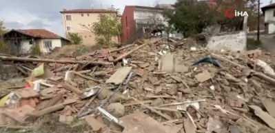 Sungurlu'da iki katlı metruk ev çöktü