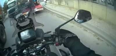 Trafikte skandal hareket! Çocukların canını tehllikeye atan sürücü tepki çekti