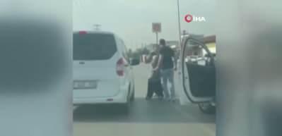 Trafikte yol verme kavgası saniye saniye kaydedildi