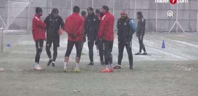 1. Lig ekibi kar yağışı altında antrenman yaptı