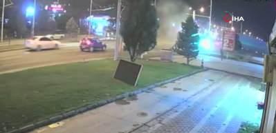 Malatya'da tıra ve halk otobüsüne çarpan otomobildeki 2 kişi hayatını kaybetti