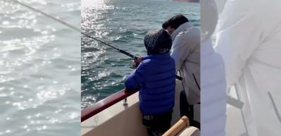 Burak Özçivit'ten baba-oğul günü! Karan ile denize açılıp balık tuttular