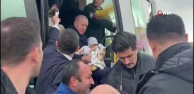 Cumhurbaşkanı Erdoğan, Adıyaman’da 4 aylık bebeği sevmek için konvoyu durdurdu