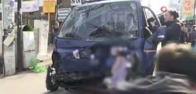 Güney Kore'de araç pazara daldı: 2 ölü, 18 yaralı