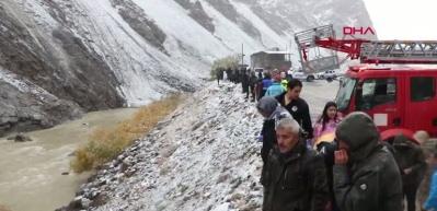 Hakkari’de araç Zap Suyu'na yuvarlandı: 2 kişi hayatını kaybetti