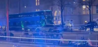 İsveç'in başkenti Stockholm'de otobüsün durağa çarpması sonucu ölü ve yaralıların olduğu bildirildi