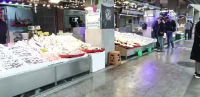 Ortahisar’da balık fiyatları düştü: Hamsi 75 liradan satışta