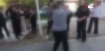 Ortaokullu kızlar birbirine girdi, arkadaşları ayırmak yerine video çekti