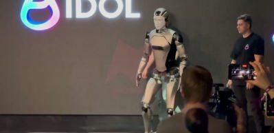 Rusya'nın ilk yapay zeka destekli robotu AIDOL, tanıtım etkinliğinde yere kapaklandı!