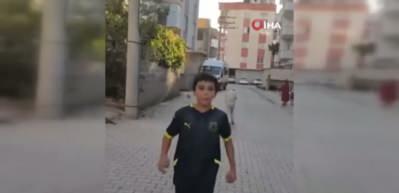 Sokak arasında taş kaleyle transfer duyurusu gülümsetti