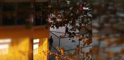 Sultangazi'de gençler parkta birbirlerine acımasızca saldırdı