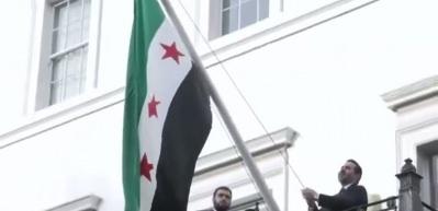 Suriye'den tarihi adım! Ülkenin yeni bayrağı, Londra'da dalgalanmaya başladı