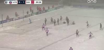 Tekrar tekrar izlemelik! Kar yağışı altında röveşata golü