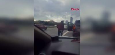 Ümraniye'de trafikte tartıştığı aracın camını yumrukladı