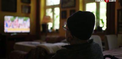 Yaşlılar günde 5 saati televizyon başında geçiriyor