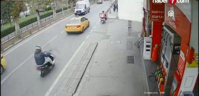 Ambulansa yol vermek için duran motosikletliye araba çarptı!