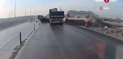 Araç sollamak isterken tırın önünde kaldı