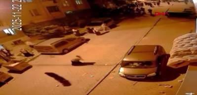 Arnavutköy'de mahalledeki taşlı sopalı kavga kamerada