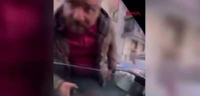 Avcılar'da ters yönden gelen sürücü, yanında eşi ve bebeği olan adama saldırdı