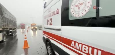 Bariyerlere çarpan tırın sürücüsü kazadan yara almadan kurtuldu