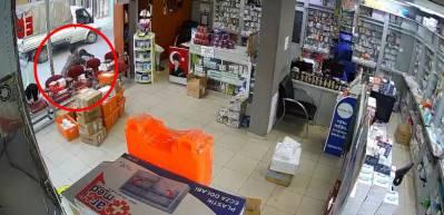 Bursa'da bir suç makinesi eczane önüne çıkan kadın çalışana saldırıp kıyafetini çıkarmaya çalıştı