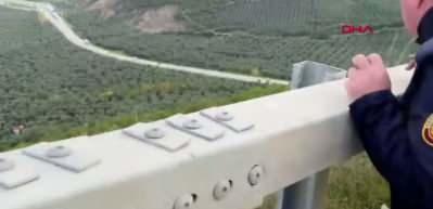 Bursa'da kağıt yüklü TIR, uçurumdan yuvarlandı: 2 ölü