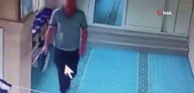 Camide ayakkabıları tek tek inceleyen hırsız gözüne kestirdiğini çalıp uzaklaştı