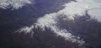 Doğu'nun karlı doruklarına havadan bakış